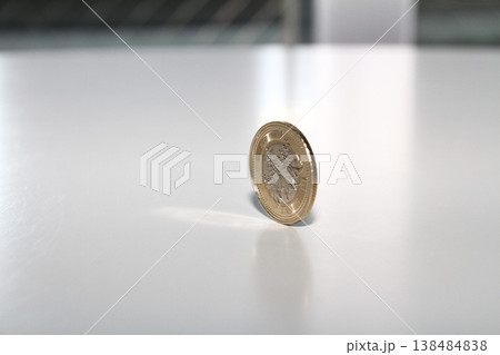 立った状態の500円硬貨のクローズアップ 立った状態の500円硬貨のクローズアップ 138484838