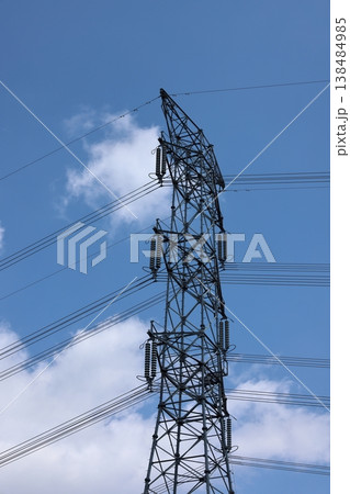 青空にそびえ立つ送電鉄塔と電線 インフラ 産業 138484985