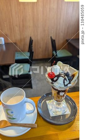 美味しそうなパフェとカフェオレ 美味しそうなパフェとカフェオレ 138485059