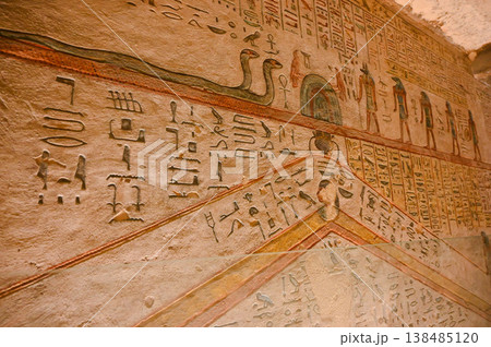 王家の谷　ラムセス3世王墓　壁画　3つの頭と足のある蛇 138485120