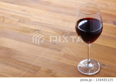 ワイン - ワイングラスに注がれた赤ワイン 138485135