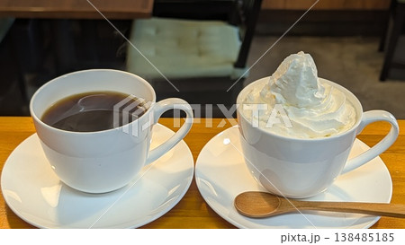 ホットコーヒーとウインナーコーヒー ホットコーヒーとウインナーコーヒー 138485185