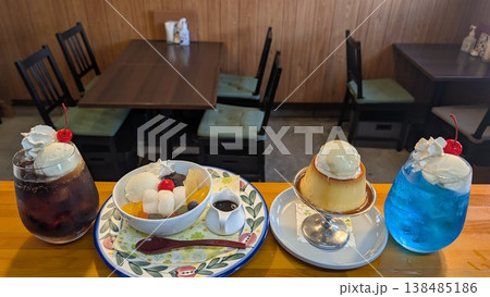 あんみつとレトロなプリンとクリームソーダ 138485186