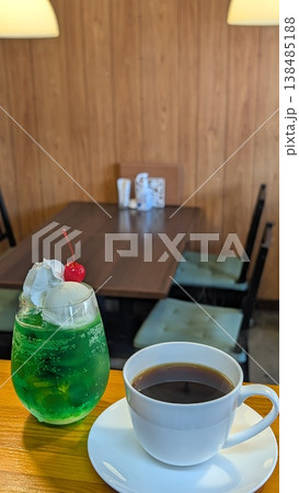 メロンクリームソーダとホットコーヒー メロンクリームソーダとホットコーヒー 138485188