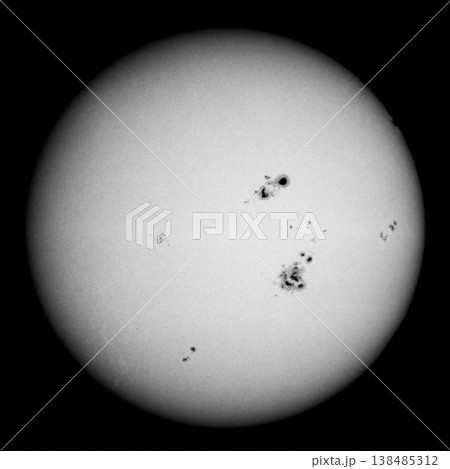 太陽表面の巨大黒点 太陽表面の巨大黒点 138485312