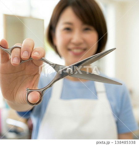 ハサミを持つ女性美容師さん 138485338