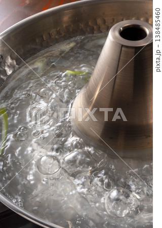沸騰する水と調理道具 138485460