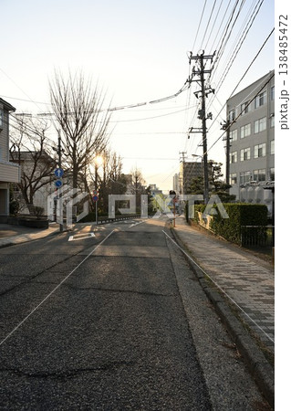 朝日が差し込む古町の街並み（新潟県新潟市中央区） 138485472