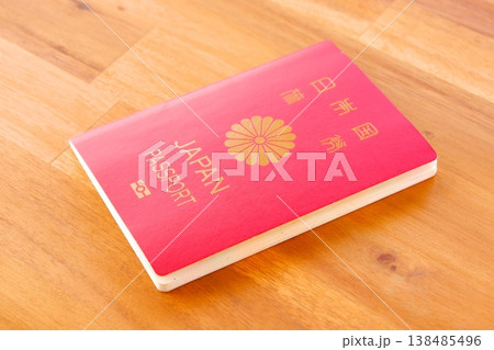 パスポート - パスポート(一般旅券10年用赤色)を用意して、海外旅行を計画しているイメージ パスポート - パスポート(一般旅券10年用赤色)を用意して、海外旅行を計画しているイメージ 138485496