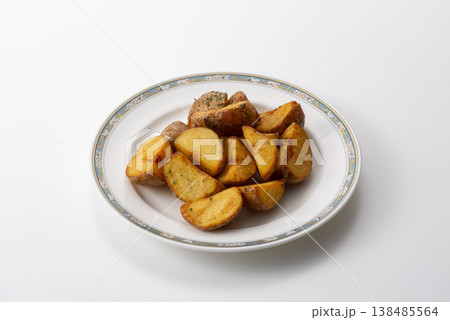 焼きたてのポテトの盛り合わせ 138485564