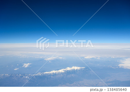 空から見る地球の風景　冠雪した中央アルプス 138485640
