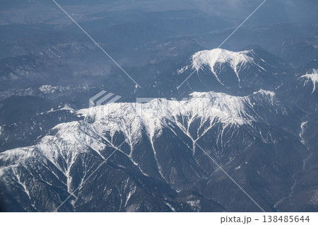 空から見る山脈 冠雪した南アルプス 空から見る山脈 冠雪した南アルプス 138485644