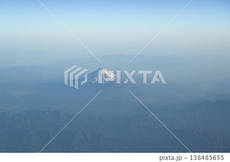 空から見る冠雪した富士山 138485655