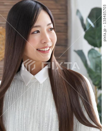笑顔の髪の長い女性　生成AI 138485703