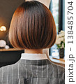 ショートカットの女性の後ろ姿　生成AI 138485704