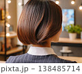 ショートカットの女性の後ろ姿　生成AI 138485714