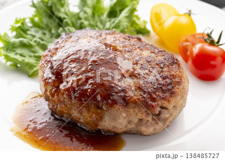 白い皿に盛り付けたシンプルなハンバーグ テーブル上 手作り感のある肉料理 洋食の定番 白い皿に盛り付けたシンプルなハンバーグ テーブル上 手作り感のある肉料理 洋食の定番 138485727