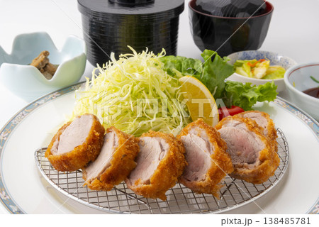 とんかつの盛り付け定食 138485781