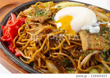 目玉焼きのせ焼きそば 138485825