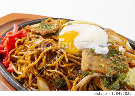 目玉焼きのせ焼きそば 目玉焼きのせ焼きそば 138485826