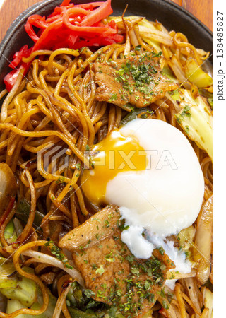 焼きそばと目玉焼きの鉄板焼き 138485827