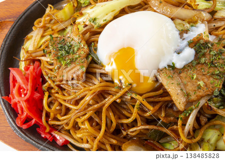 目玉焼きのった焼きそば 目玉焼きのった焼きそば 138485828