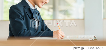 勉強する中学生・高校生の女の子(宿題・受験勉強・学習・教育) 勉強する中学生・高校生の女の子(宿題・受験勉強・学習・教育) 138486533