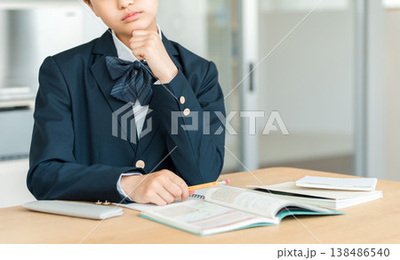勉強する中学生・高校生の女の子（宿題・受験勉強・学習・教育・悩む・ストレス・不安・迷う） 138486540