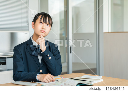 勉強する中学生・高校生の女の子(宿題・受験勉強・学習・教育・悩む・ストレス・不安・迷う) 勉強する中学生・高校生の女の子(宿題・受験勉強・学習・教育・悩む・ストレス・不安・迷う) 138486543