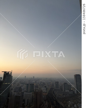 夕暮れ時の名古屋市街地・高層ビルと広がる都市景観・日本 夕暮れ時の名古屋市街地・高層ビルと広がる都市景観・日本 138486726