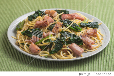 ベーコンとホウレン草のパスタ ベーコンとホウレン草のパスタ 138486772