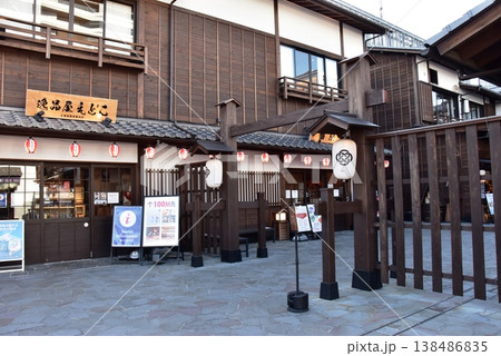 東京都江東区 豊洲千客万来の木戸門と飲食店 東京都江東区 豊洲千客万来の木戸門と飲食店 138486835