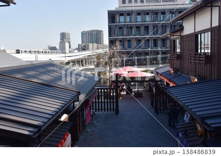 東京都江東区 豊洲千客万来の木戸門と周辺街並み 東京都江東区 豊洲千客万来の木戸門と周辺街並み 138486839