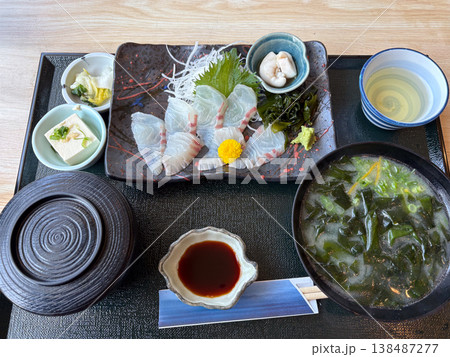 春の味覚、瀬戸内海の旬を味わう天然桜鯛のお刺身定食 138487277