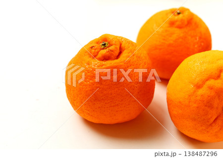 Four fresh Sumo oranges placed on a white background. Four fresh Sumo oranges placed on a white background. 138487296