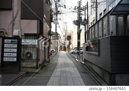 新潟市中央区古町の路地裏の風景（新潟県新潟市中央区） 138487681