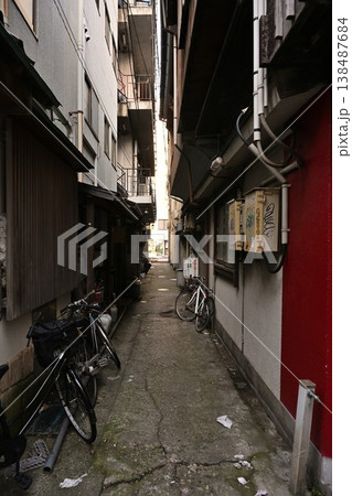 新潟市中央区古町の路地裏の風景（新潟県新潟市中央区） 138487684