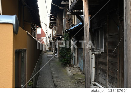 新潟市中央区古町の路地裏の風景(新潟県新潟市中央区) 新潟市中央区古町の路地裏の風景(新潟県新潟市中央区) 138487694