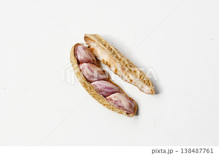 Boiled peanuts in shellSimple, soft, and protein-rich snack. 138487761