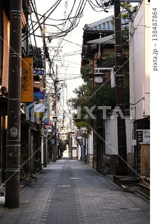 古町の歴史ある鍋茶屋通り（新潟県新潟市中央区） 138487864