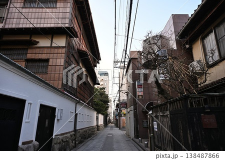 古町の歴史ある鍋茶屋通り（新潟県新潟市中央区） 138487866