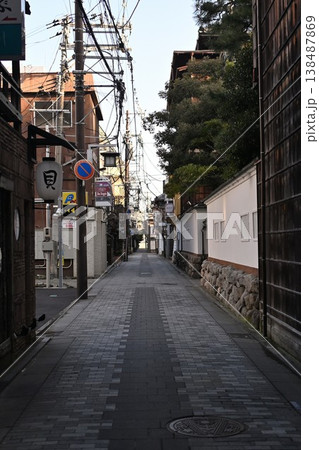 古町の歴史ある鍋茶屋通り（新潟県新潟市中央区） 138487869