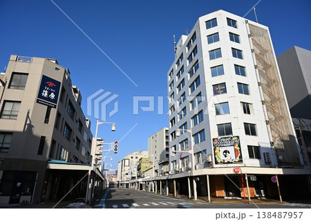 古町の中心市街地の街並み（新潟県新潟市中央区） 138487957