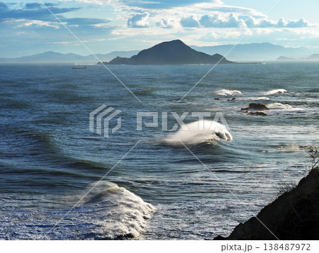伊良湖岬から望む神島 138487972