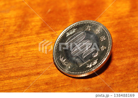 立った状態の500円硬貨のクローズアップ 立った状態の500円硬貨のクローズアップ 138488169