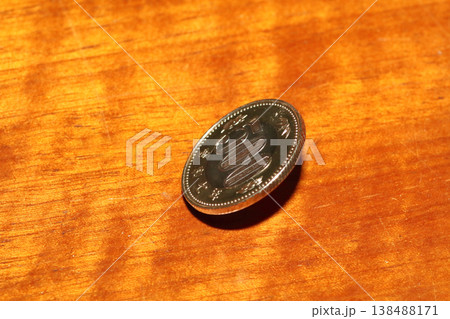 立った状態の500円硬貨のクローズアップ 立った状態の500円硬貨のクローズアップ 138488171