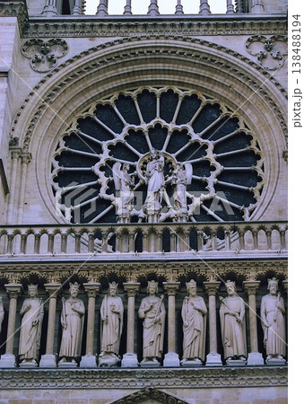 パリ ノートルダム大聖堂の正面の彫刻 パリ ノートルダム大聖堂の正面の彫刻 138488194