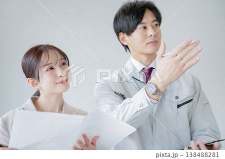 物件の説明をする作業着の男性 物件の説明をする作業着の男性 138488281