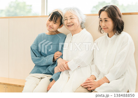 座って話をする三世代親子(孫・母親・おばあちゃん) 座って話をする三世代親子(孫・母親・おばあちゃん) 138488850