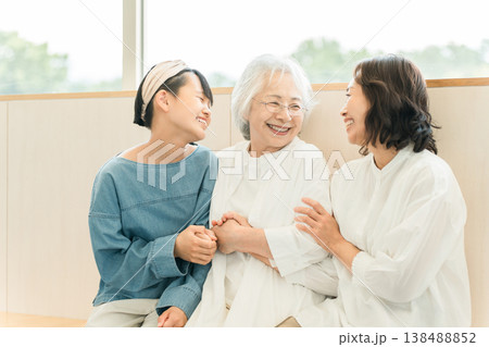 座って話をする三世代親子（孫・母親・おばあちゃん） 138488852